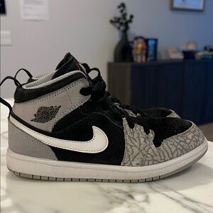 My FAVE! Little kids Preschool Jordan 1 Mid elephant toe - size 1.5Y